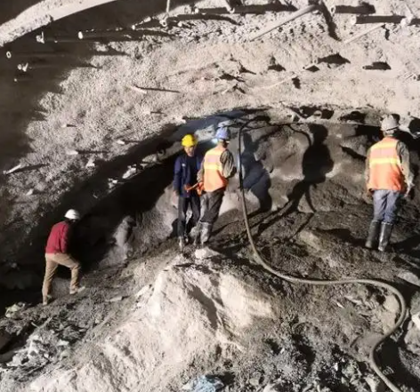 波密拱顶带模注浆料的施工流程及注意事项